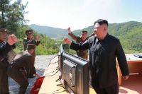 Ким Чен Ын радуется успешному испытательному пуску межконтинентальной баллистической ракеты.