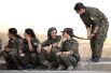 9 августа. Военные «Сирийских демократических сил» (SDF) сидят на обочине в городе Хасака в северо-восточной Сирии. 