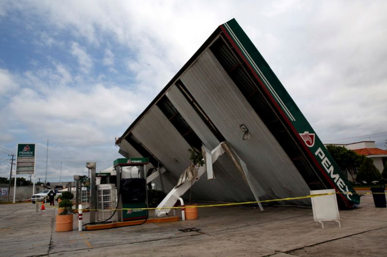 Разрушенная бензозаправка Pemex после урагана «Франклин» в городе Вильянуэва в штате Веракрус.