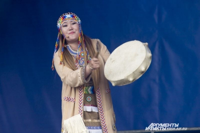 Артистка из Якутии играет на бубне. 