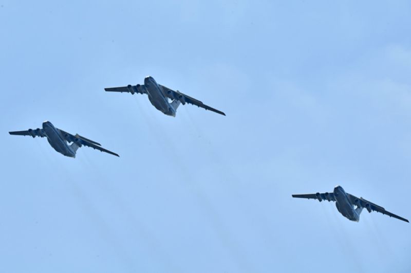 Тяжёлые военно-транспортные самолёты Ил-76.