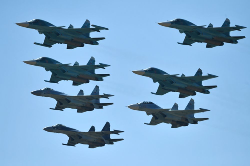 Cтрой «Тактическое крыло» из истребителей Су-30, Су-35 и бомбардировщиков Су-34.