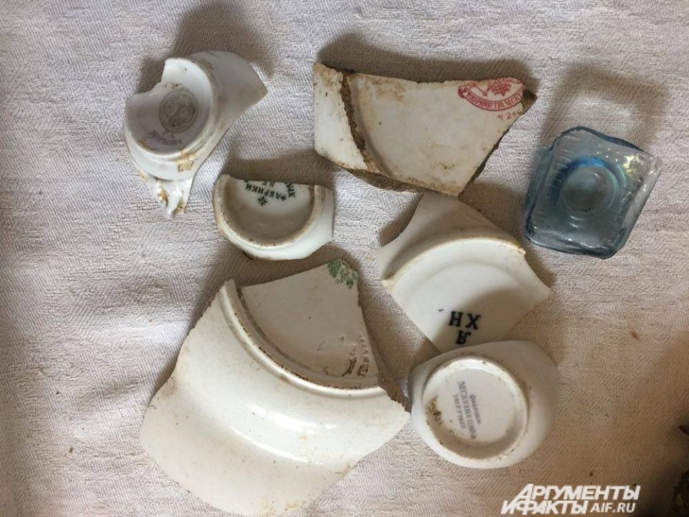 На месте бывшего храма обнаружили множество осколков посуды.