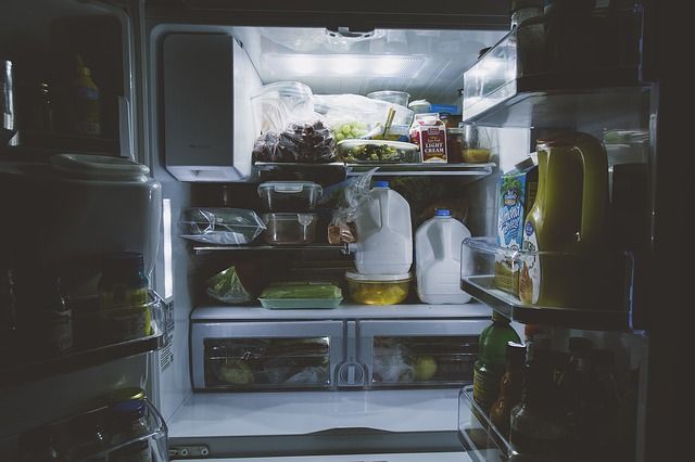В Тобольске мужчина украл холодильник, выбросив его из окна второго этажа