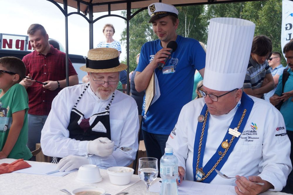 Кузьмич пробует блюдо