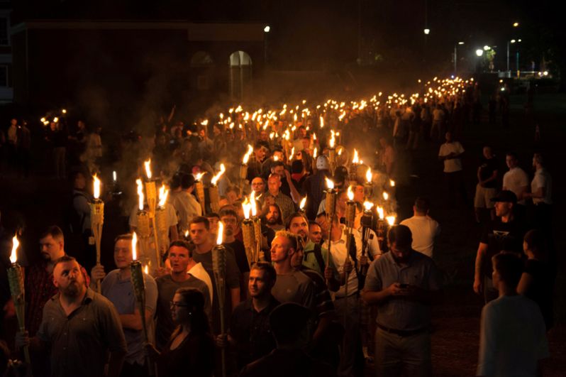 Факельное шествие возле памятника главнокомандующему армии Конфедеративных Штатов Америки Роберту Ли.