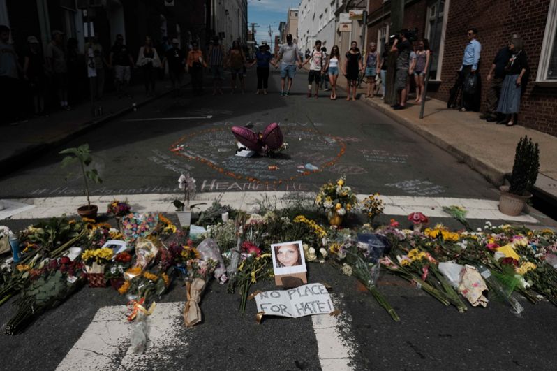 Цветы и фотография Хизер Хейер, погибшей от наезда машины, в Шарлоттсвилле.
