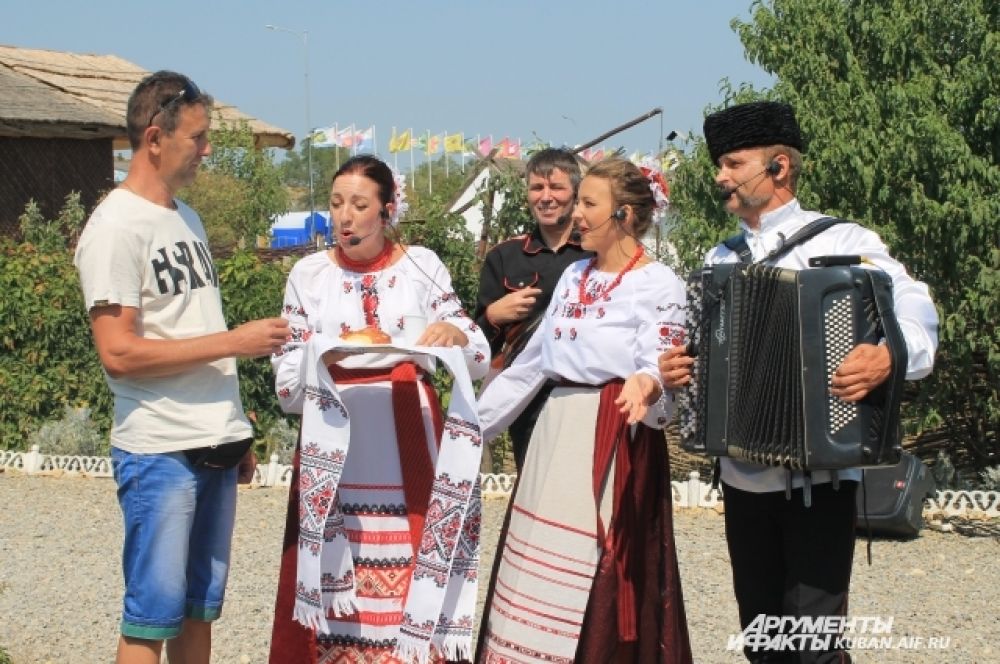 Музыкальный ансамбль «Калита» встречал гостей хлебом-солью.