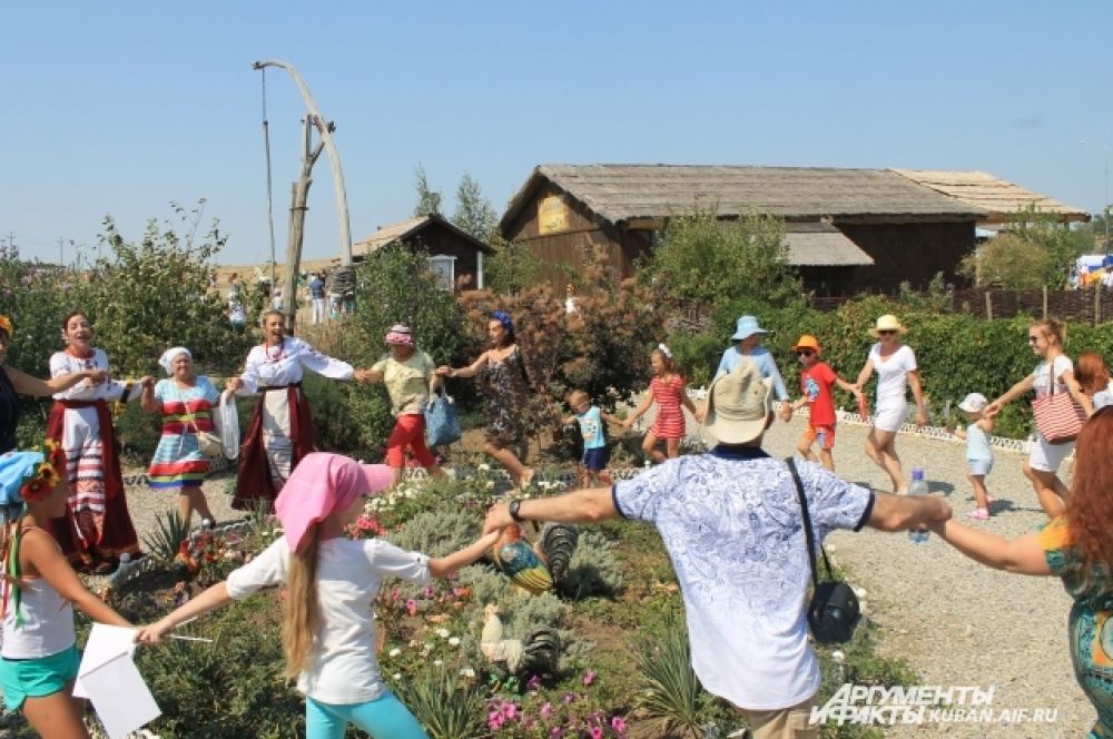 Гости водили хороводы.