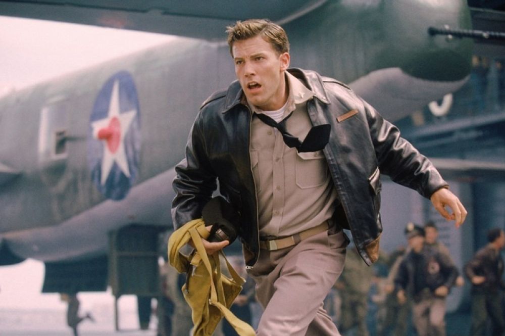После выхода на экраны блокбастера «Пёрл-Харбор» (2001), где Аффлек сыграл лейтенанта (позже капитана) Рэйф Маккоули, армия поклонников актёра увеличилась в несколько раз.
