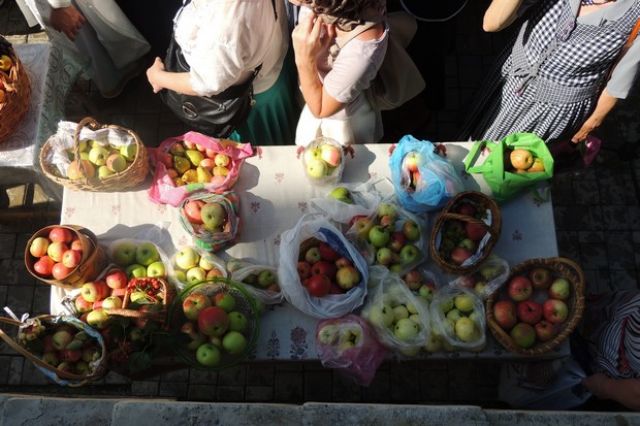 В Яблочный Спас верующие спешат в храм, чтобы освятить фрукты. 