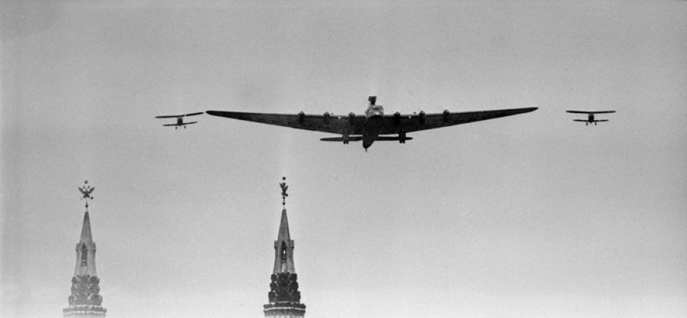 Первомайский парад 1935 года. На башнях Кремля видны двуглавые орлы.