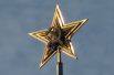 Первые звёзды были сделаны из нержавеющей стали, облицованы медными листами и украшены уральскими самоцветами. Рисунок ни на одной из звёзд не повторялся. Однако очень скоро звёзды потеряли свою первоначальную красоту и потускнели. Звезда, которая в 1935—1937 годах находилась на Спасской башне Московского кремля, позднее была установлена на шпиле Северного речного вокзала.