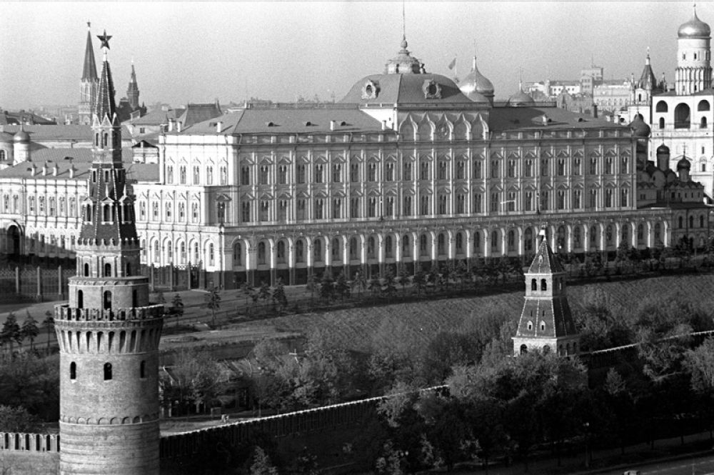 В мае 1937 года было принято решение заменить потерявшие блеск самоцветные звёзды на новые из рубинового стекла. Отражённый свет уральских самоцветов и золота был заменён на свет мощных электроламп. Рубиновые навершия, кроме Спасской, Троицкой, Боровицкой и Никольской, получила ещё и Водовзводная башня.