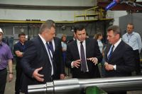 Дмитрий Миронов обсудил дальнейшее развитие вагоноремонтного завода с его руководством.