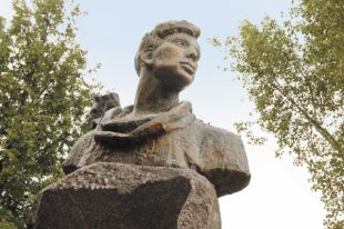 Памятник Пастернаку в сквере около оперного театра.