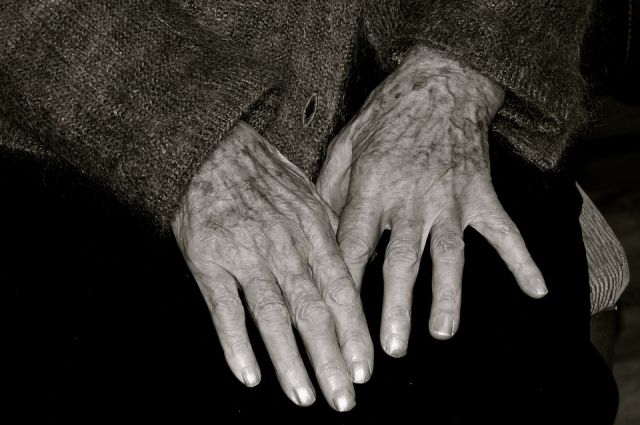 В Оренбурге скончавшуюся пенсионерку нашли по трупному запаху.
