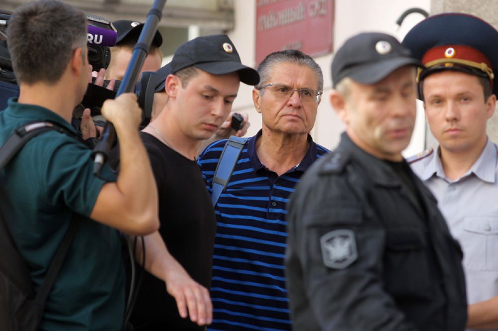Бывший министр экономического развития РФ Алексей Улюкаев (в центре), обвиняемый в получении взятки в два миллиона долларов, после заседания в Замоскворецком суде Москвы.