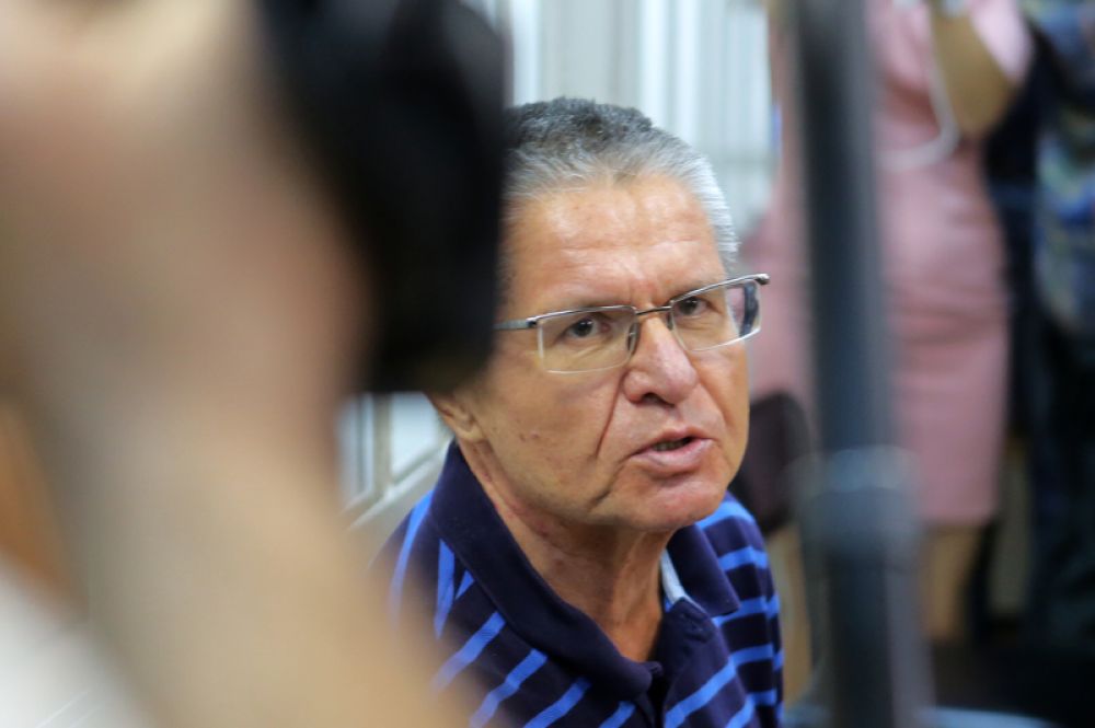 Бывший министр экономического развития РФ Алексей Улюкаев, обвиняемый в получении взятки в два миллиона долларов, во время заседания в Замоскворецком суде Москвы.