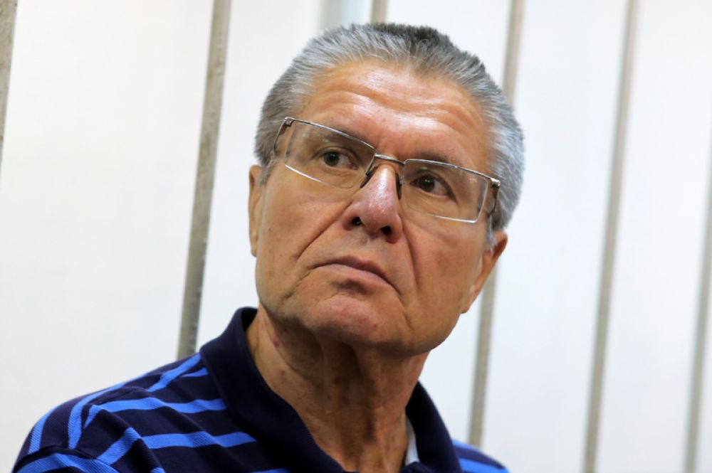 Бывший министр экономического развития РФ Алексей Улюкаев, обвиняемый в получении взятки в два миллиона долларов, во время заседания в Замоскворецком суде Москвы.