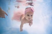 Оказавшись в воде, новорожденный инстинктивно задерживает дыхание.