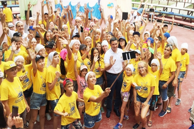 Губернатор Ямала сделал селфи с детьми в краснодарском лагере