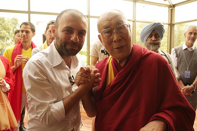 Далай Лама и организатор Synergy Global Forum, ректор Школы Бизнеса Синергия Григорий Аветов.