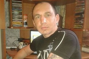 Денис был одет в чёрные пиджак, футболку, брюки и туфли.