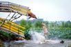 14 августа. Свиньи прыгают с платформы в воду во время ежедневных упражнений на свиноферме в Шэньяне, провинция Ляонин, Китай.