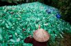 15 августа. Женщина сортирует пластиковые бутылки в деревне Хаа в окрестностях Ханоя, Вьетнам.