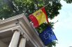 Приспущенные флаги на здании испанского посольства в Лондоне.