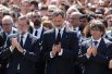 Король Испании Филипп VI, премьер-министр Мариано Рахой (слева) и президент Женералитета Каталонии Карлос Пучдемонт (справа) почтили память погибших минутой молчания.