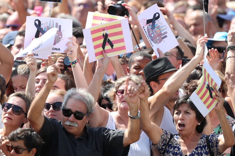 Люди на площади Пласа-де-Каталунья в Барселоне.