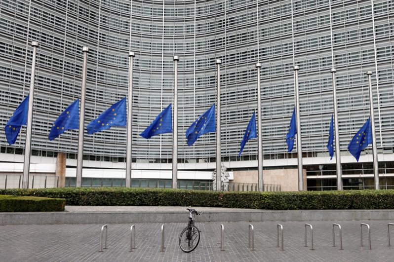 Приспущенные флаги ЕС около штаб-квартиры ООН в Брюсселе.