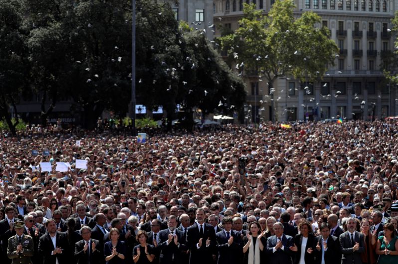 Минута молчания на площади Пласа-де-Каталунья в Барселоне на следующий день после того, как фургон врезался в пешеходов на улице Рамбла.