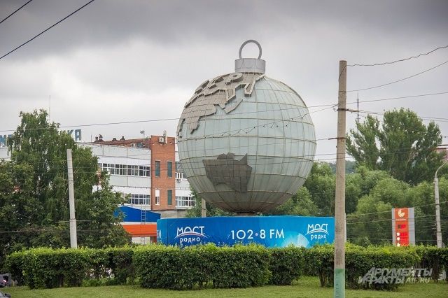 Автором монумента «Глобус» является коллектив работников Пензенского Всесоюзного научно-исследовательского и проектно-технологического института химического машиностроения.