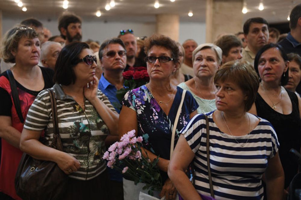 На церемонии прощания с актрисой Верой Глаголевой в Центральном доме кино в Москве.