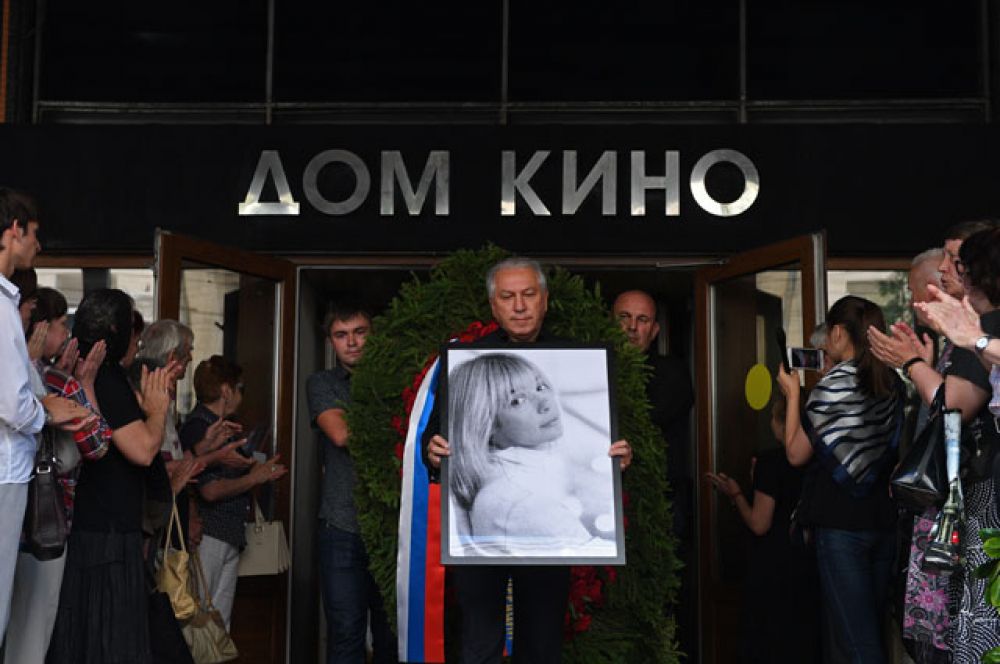 Портрет актрисы Веры Глаголевой выносят из Центрального дома кино в Москве, где прошла церемония прощания с актрисой Верой Глаголевой.