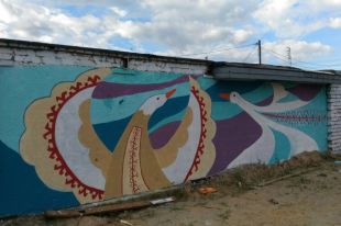 В Тарко-Сале невзрачные гаражи стали радугой