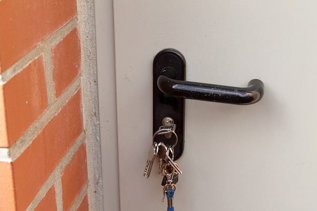 В Губкинском четыре сироты получили ключи от новых квартир