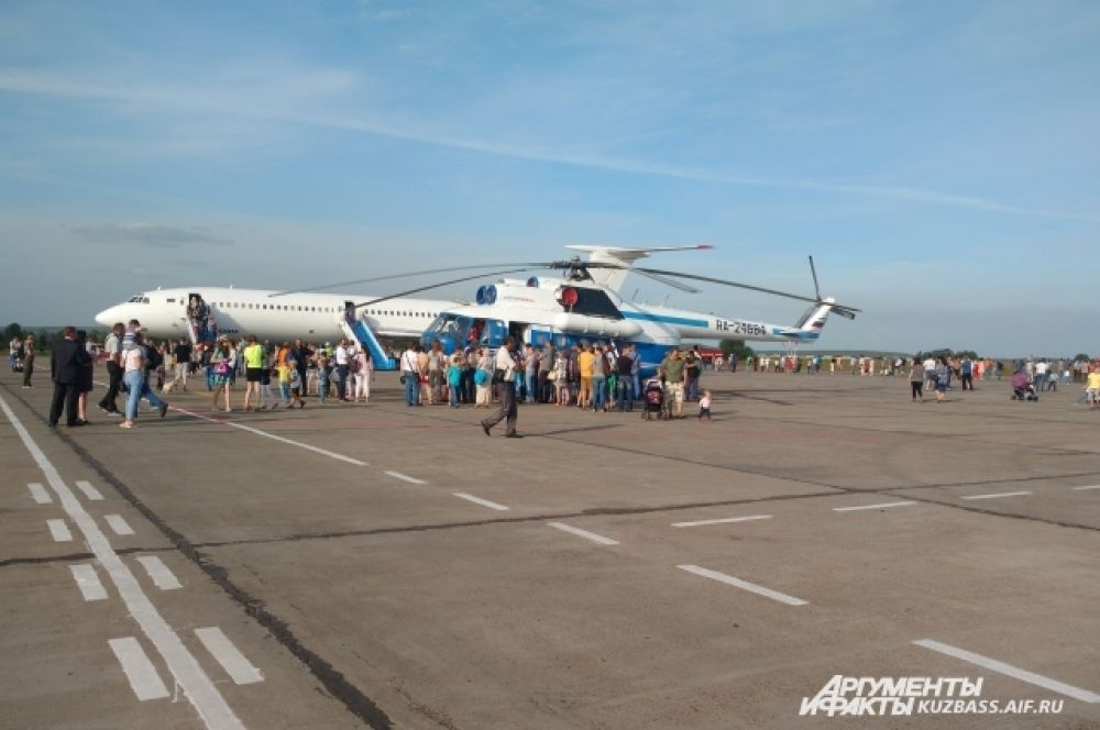 2 самолёта ТУ 154 и вертолёт МИ 8 были открыт для гостей праздника. Все желающие могли не только сфотографироваться с техникой, но и посидеть за штурвалом. Желающих было очень много! Ещё бы – многие увидели такое в первый раз!