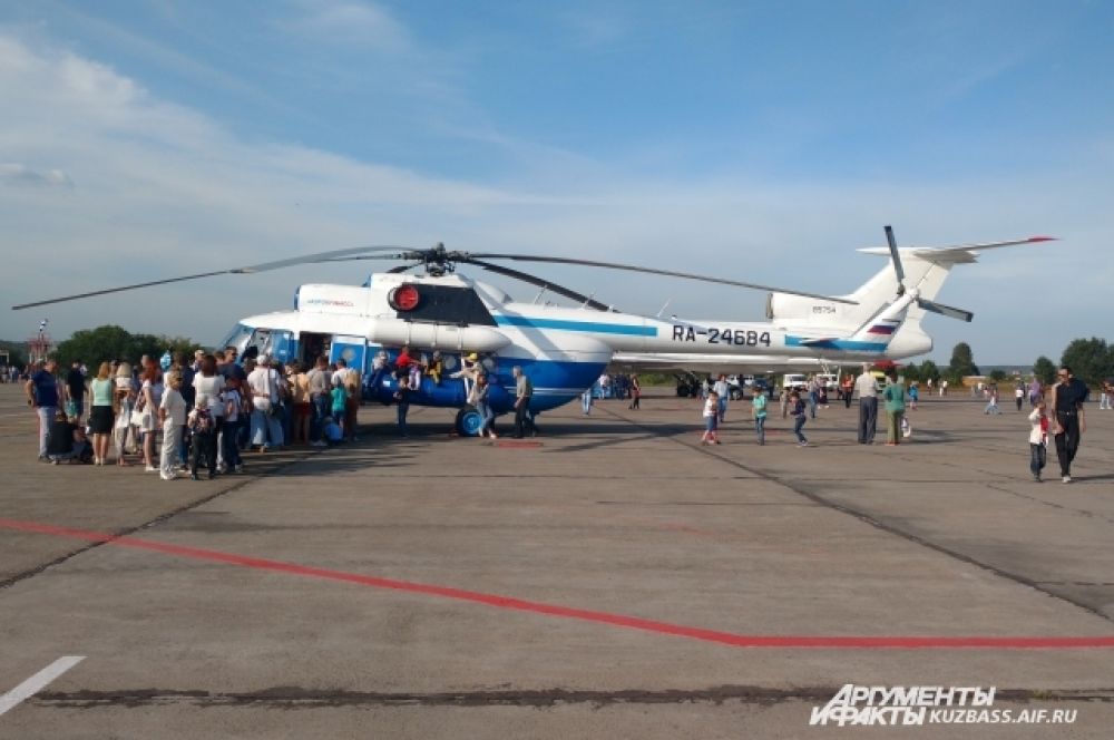 Но самое интересное ждало новокузнечан в небе – организаторы приготовили гостям красивейшее авиашоу. Началось оно с демонстрационных полётов вертолётов MD-902 и Робинсон-66. Что интересно, вертолеты MD 902 обладают малым уровнем шума и в целях повышения безопасности оснащены двумя газов-турбинными двигателями . Это позволяет летать им над городами и районами с высокой плотностью населения. А Роббинсоны давно уже стали всеобщими любимцами состоятельных людей!