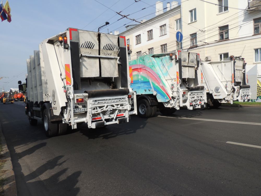 Маневренные и удобные в эксплуатации мусоровозы АО «Спецавтохозяйство» позволяют вывозить десятки кубометров прессованного мусора в кратчайшие сроки.