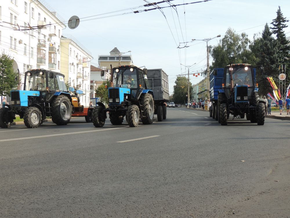 «Зеленстрой» на параде представил тракторы «Беларус» с пенькоизмельчителями и дорожными пылесосами.