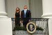 Президент США Дональд Трамп с супругой Меланьей наблюдают затмение с балкона Белого дома.