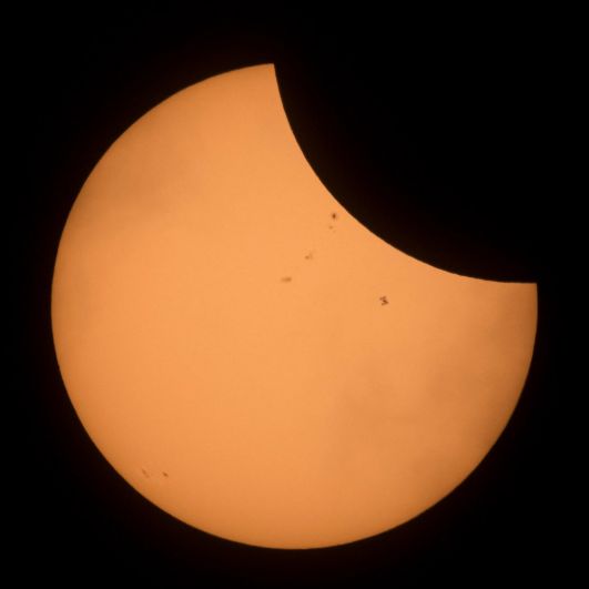 Силуэт МКС на фоне солнечного затмения. 