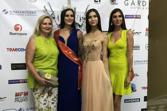 Зульфия Шарафеева (в синем платье) победила во всероссийском конкурсе «Мисс туризм-2017».