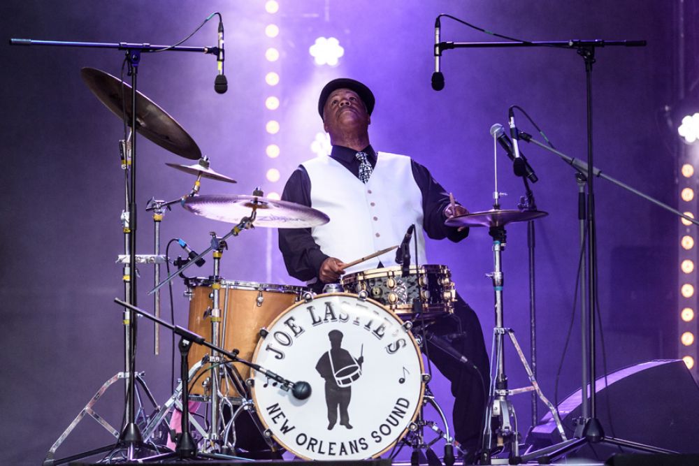 В прошлом году Koktebel Jazz Party был удостоен приза Министерства культуры в категории лучшее мероприятие событийного туризма. «Это означает, что люди специально приезжают в Крым, чтобы посетить это событие», — сообщил Дмитрий Киселев журналистам. Музыкант Джозеф Ласти во время выступления коллектива Joe Lastie’s New Orleans Sound.