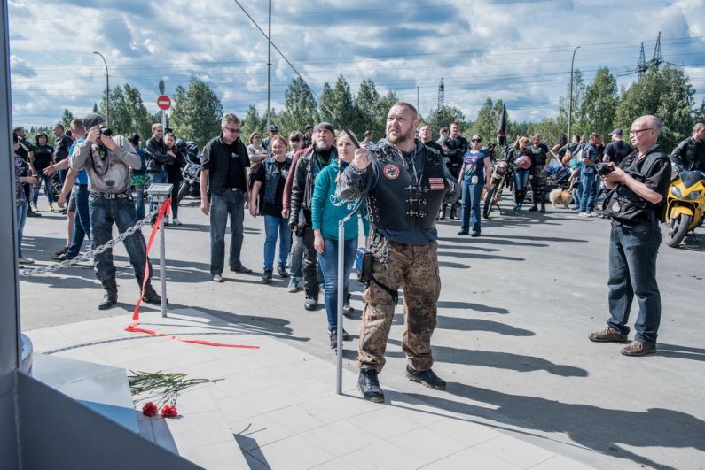 Один из байкеров ударом в колокол отдаёт дань памяти погибшим мотоциклистам.