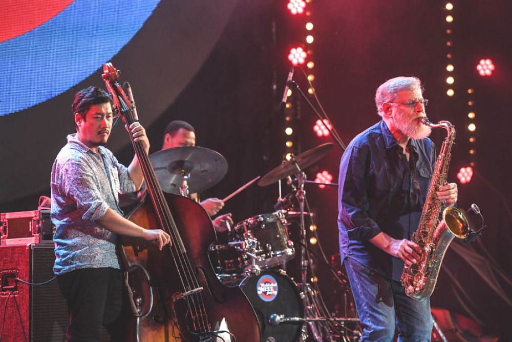 За 15 лет существования на сцене Koktebel Jazz Party выступили порядка полутора сотен джазовых коллективов. Музыканты во время выступления «Международного ансамбля Якова Окуня».